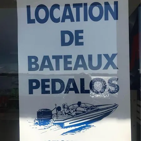 Maison Bord De De Pareloup בית נופש *