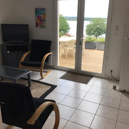 Maison Bord De De Pareloup בית נופש