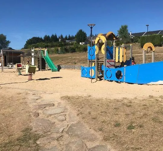 Maison Bord De De Pareloup * Salles-Curan